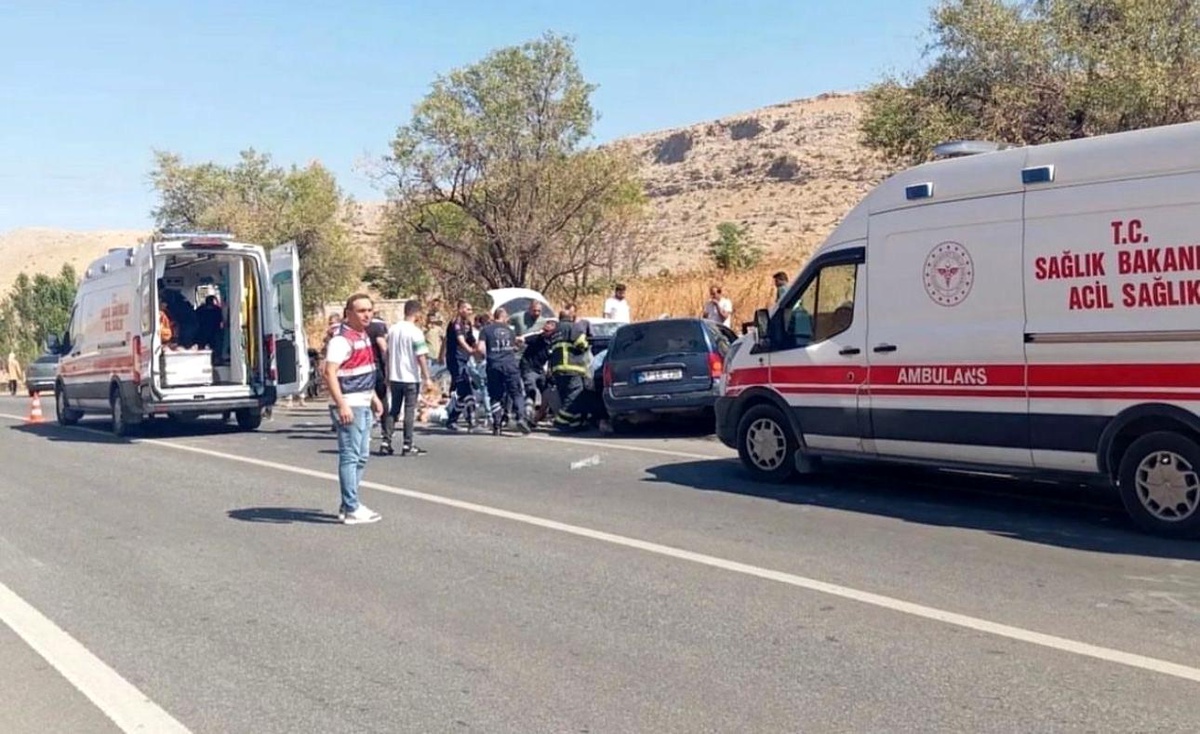 Mardin\'de Trafik Kazası: 12 Yaralı