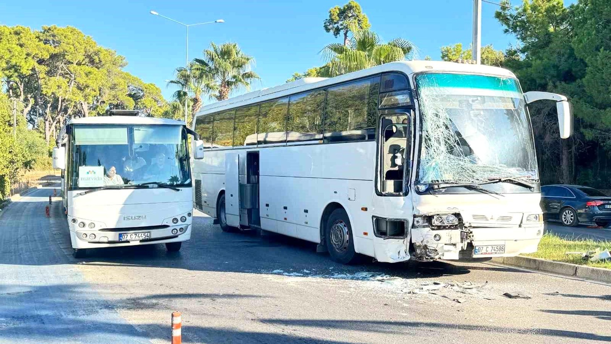 Antalya\'da servis otobüsü kazası