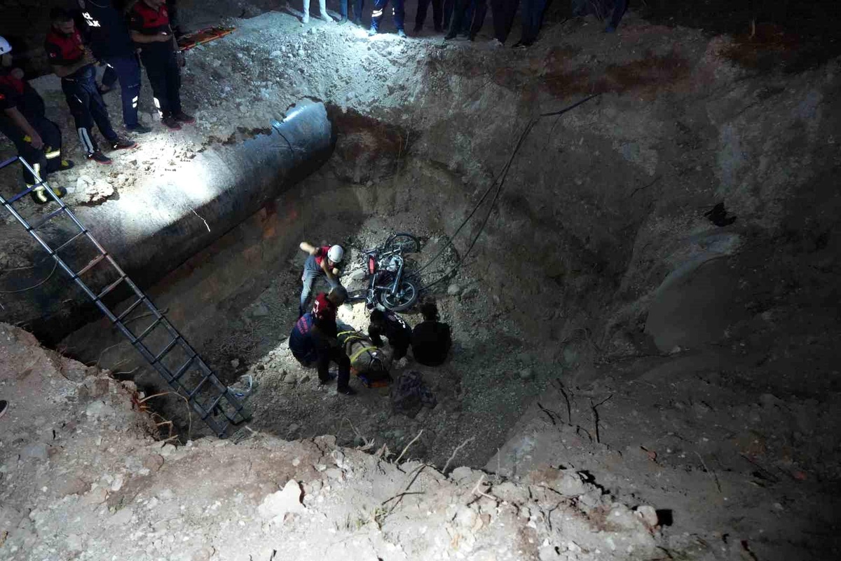 Şanlıurfa\'da Motosiklet Çukura Düştü, 2 Yaralı
