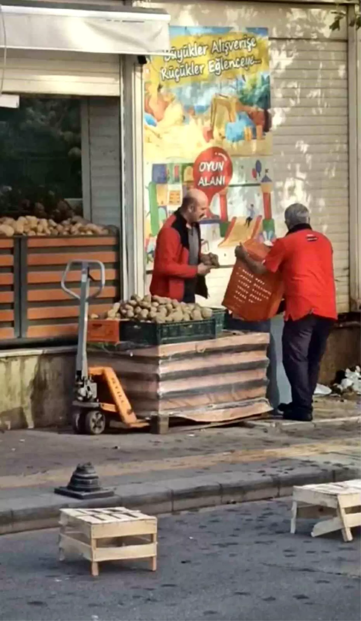 Pendik\'te Patatesler Çöpe Gitti