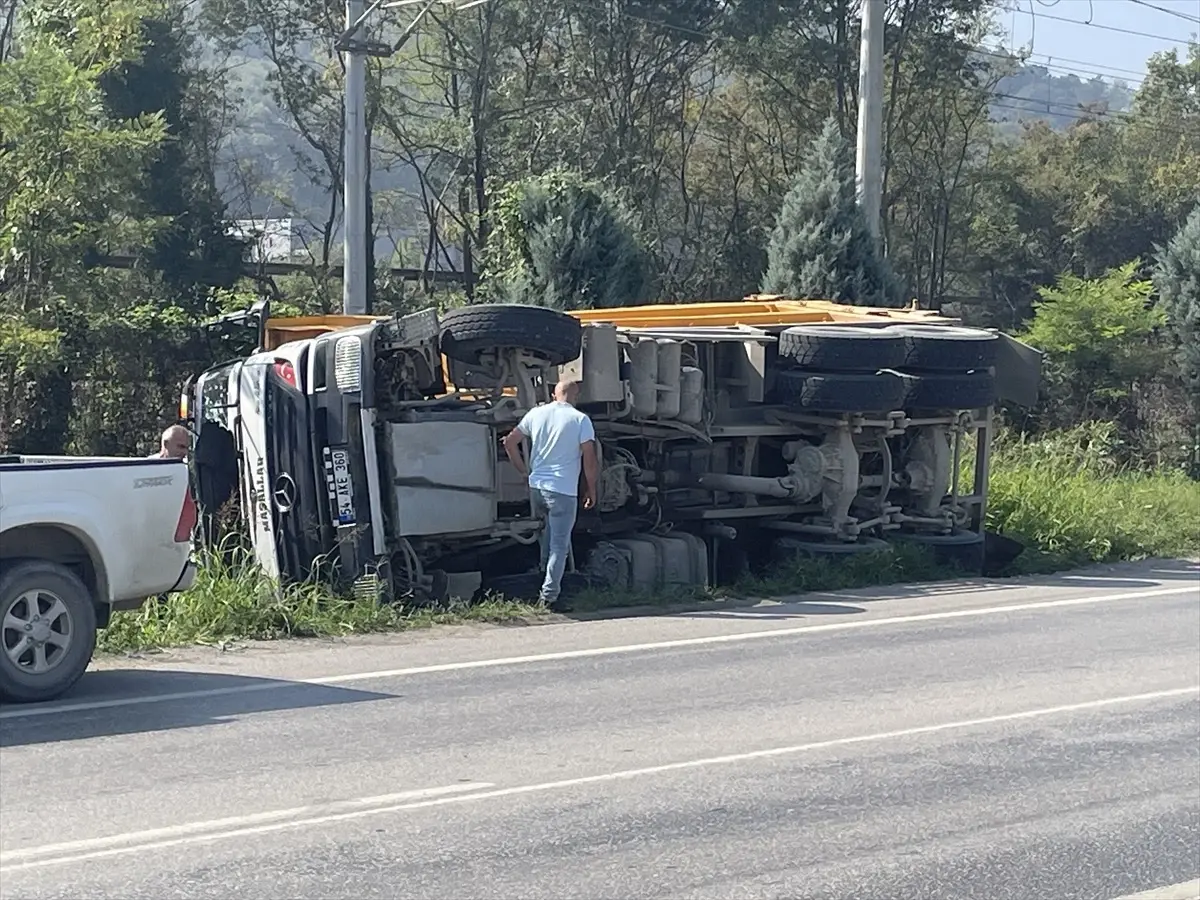 Hafriyat Kamyonu Devrildi: 1 Yaralı