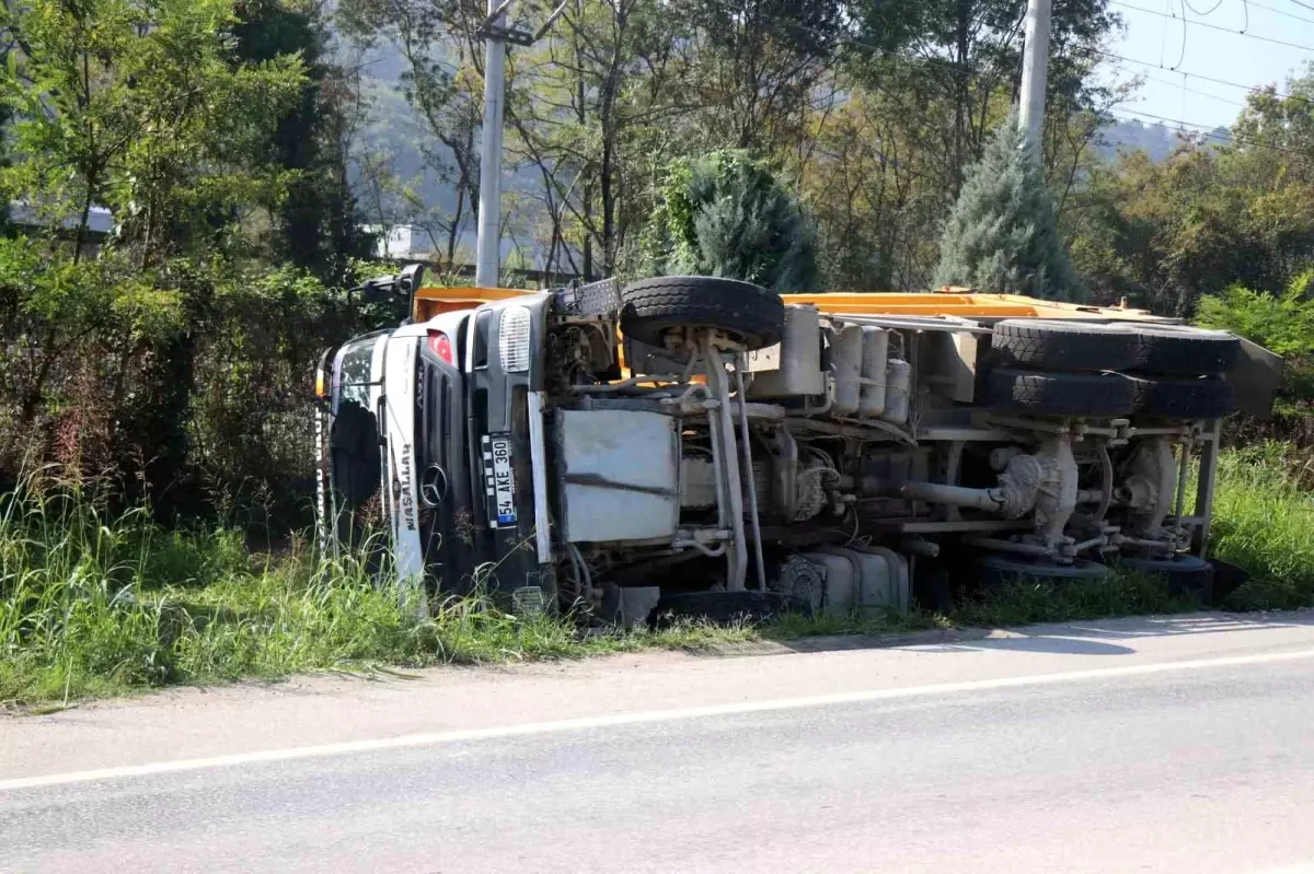 Sakarya\'da Kamyon Devrildi: 1 Yaralı