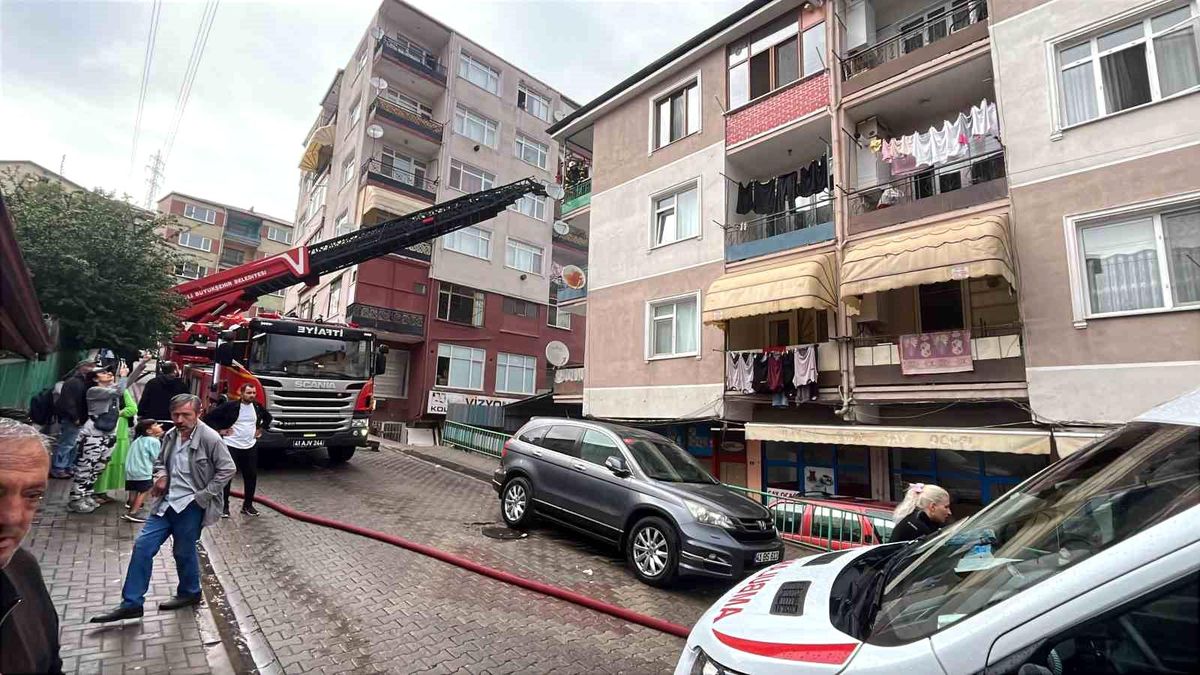 Kocaeli\'de 3 Katlı Binada Yangın: Mahsur Kalanlar Kurtarıldı