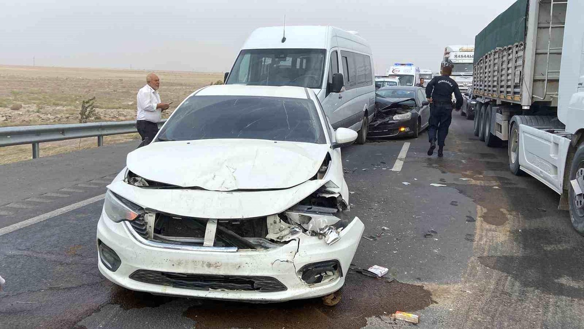 Aksaray\'da Kum Fırtınası Zincirleme Kazalara Neden Oldu
