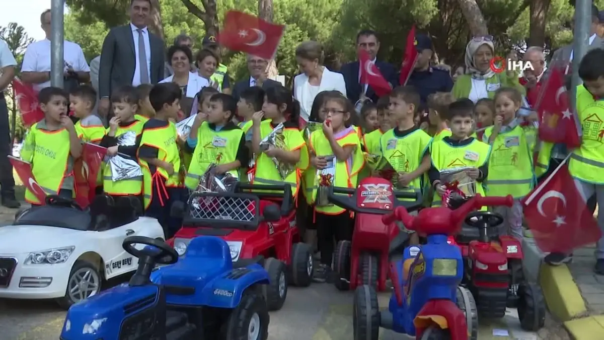 Ana sınıfı öğrencilerinin ilk trafik dersini kaymakam kan verdi