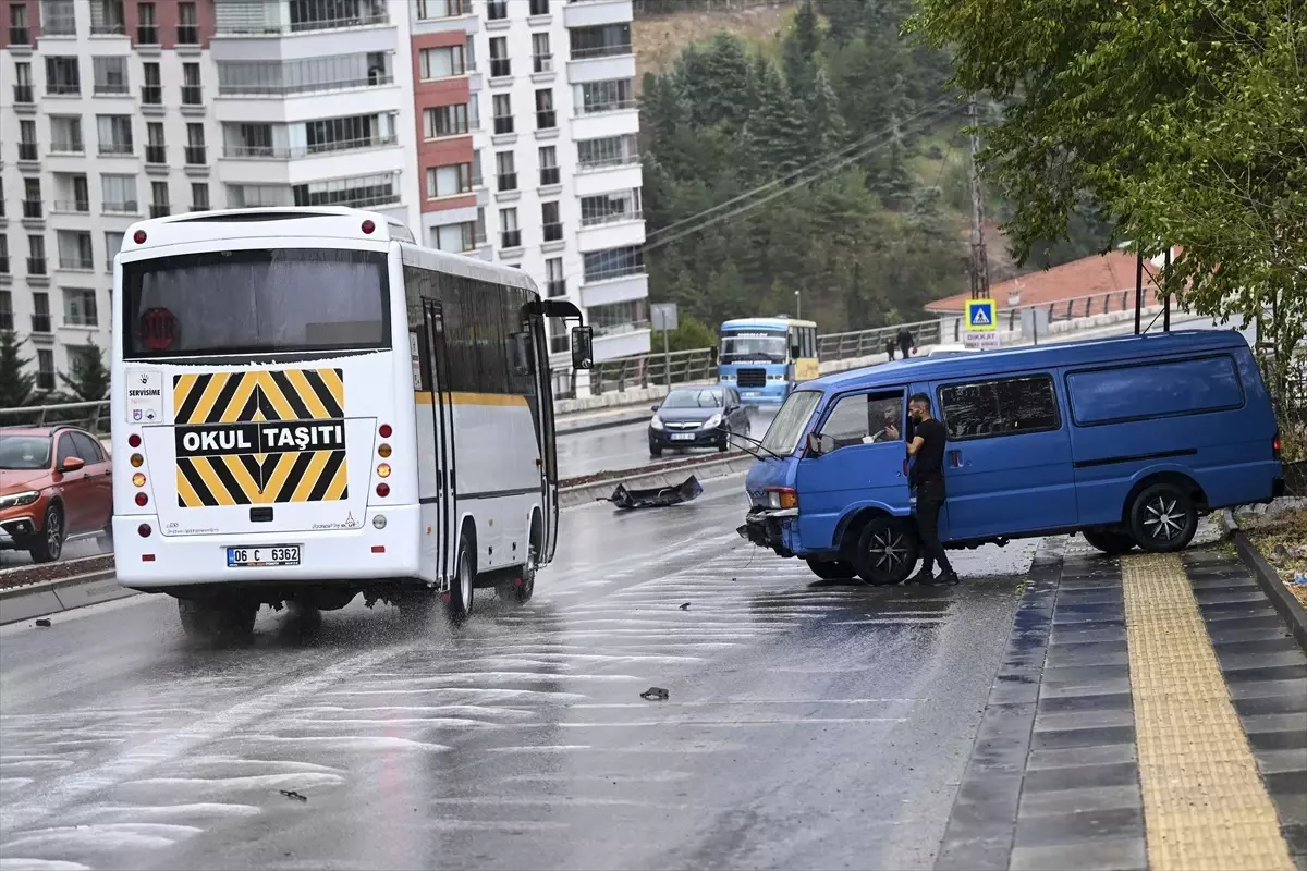 Minibüs Kayalıklara Çarptı