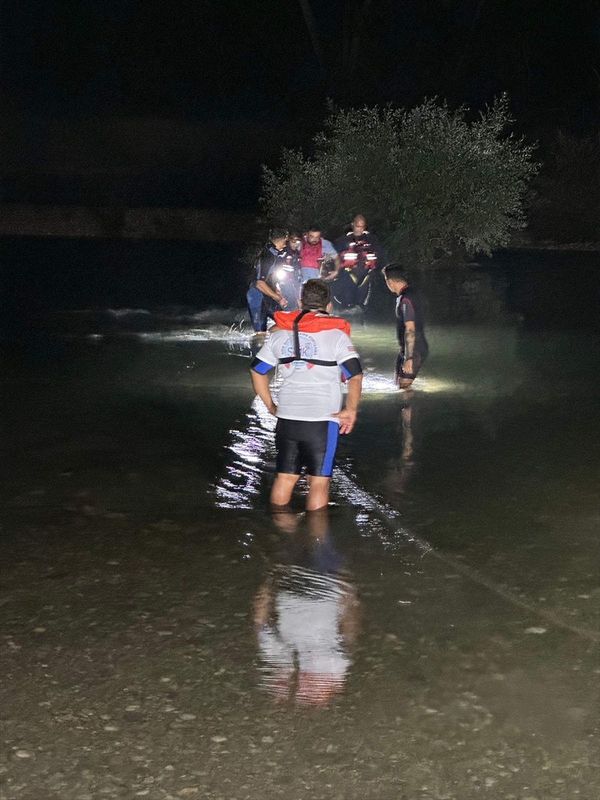 Manavgat\'ta 3 Kişi Irmakta Mahsur Kaldı