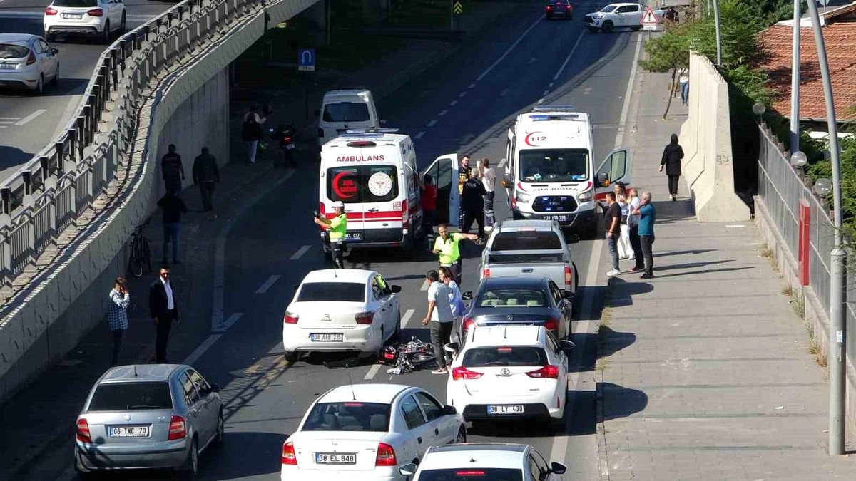 Kayseri\'de Zincirleme Trafik Kazası: 2 Yaralı