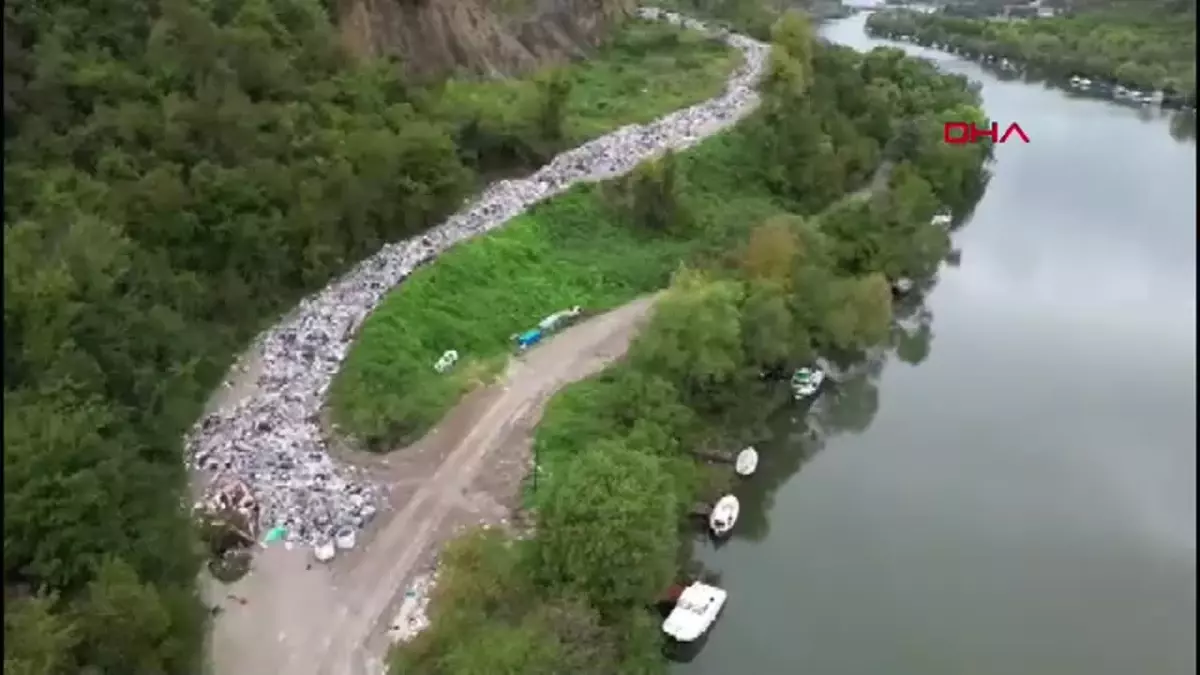 Bartın\'da Çöp Krizi: Yol Çöple Kaplandı