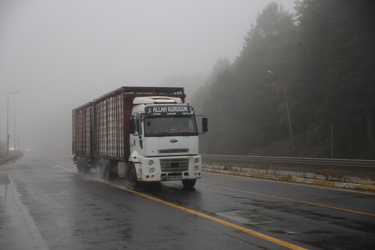 Bolu Dağı\'nda Sis ve Sağanak Trafiği Etkiliyor