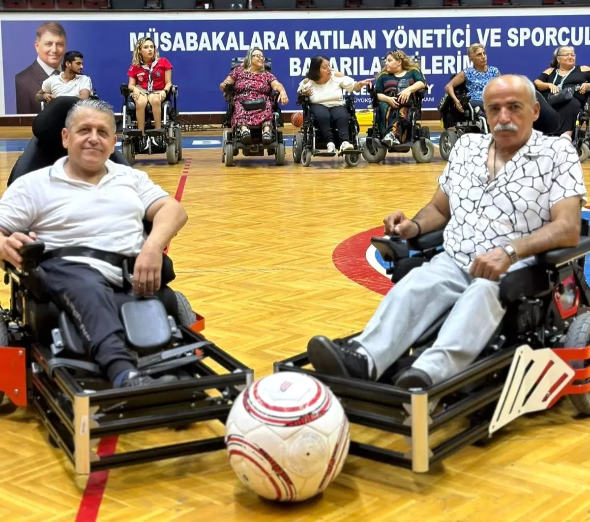 İzmir\'de Engelliler İçin Akülü Tekerlekli Sandalye Futbolu Tanıtım Maçı Düzenlendi