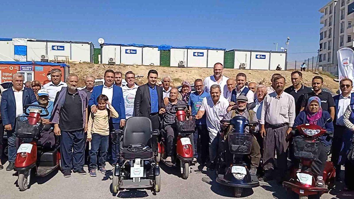 Gölbaşı\'nda Engelli Vatandaşlara Akülü Araç Yardımı