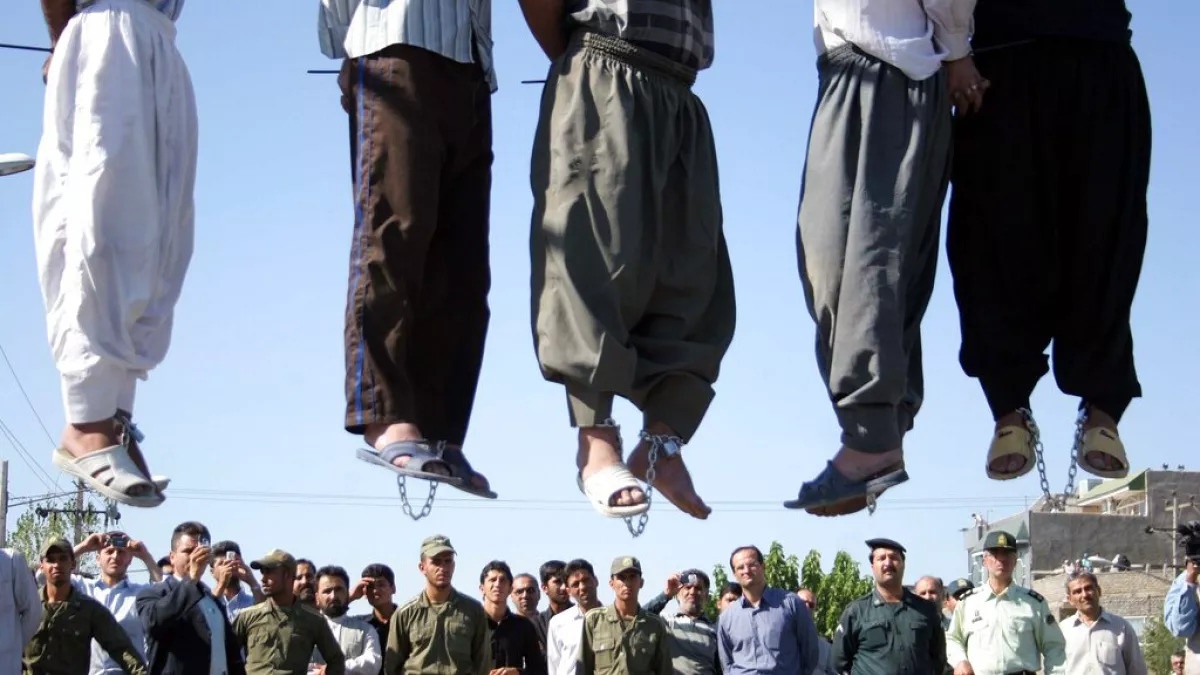 İran\'da bir polisi öldüren iki silahlı soyguncu idam edildi