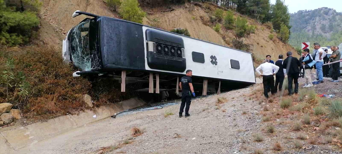 Isparta-Antalya Yolu\'nda Otobüs Devrildi