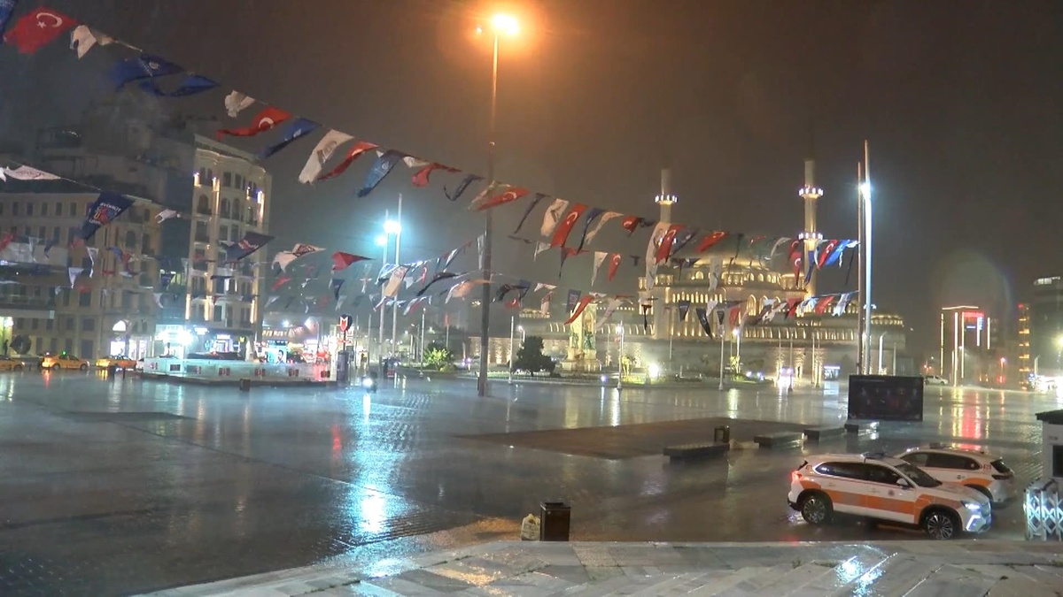 İstanbul\'da Sağanak Yağış ve Şimşekler