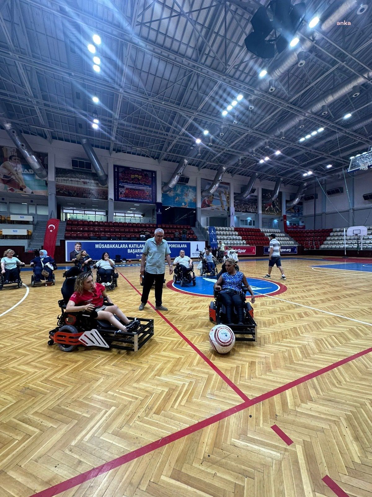 İzmir\'de Engelli Bireyler için Akülü Tekerlekli Sandalye Futbolu Tanıtım Maçı Düzenlendi