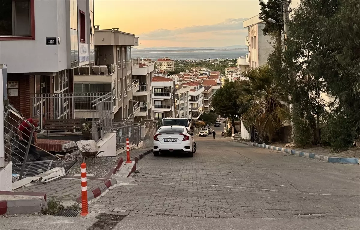 İzmir\'de Okul Bahçesine Araç Girdi: 3 Yaralı