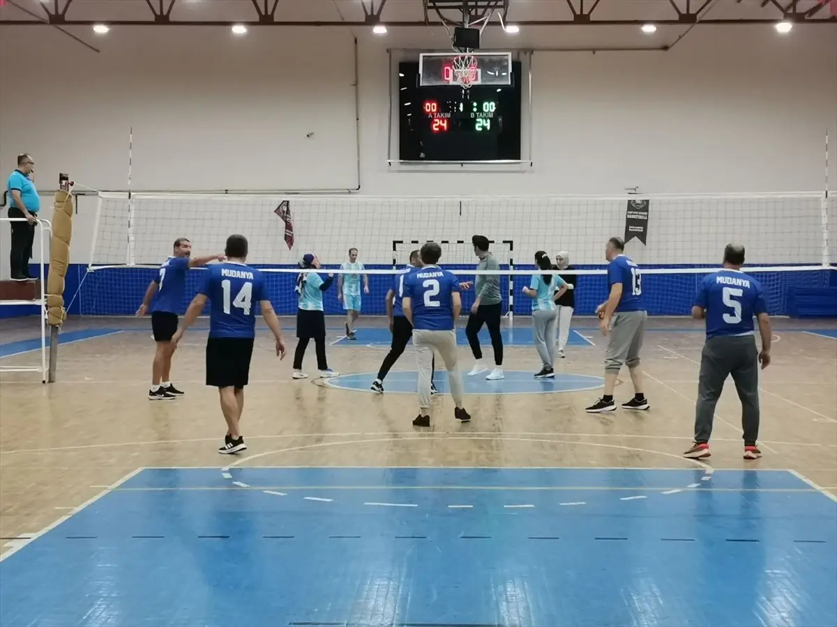 Mudanya\'da Voleybol Turnuvası Başladı