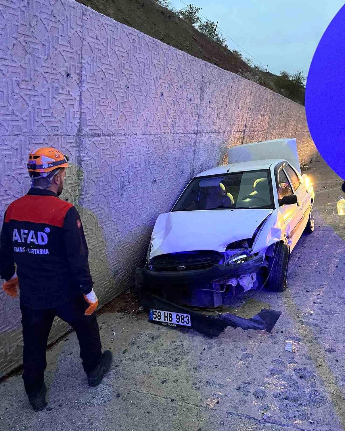 Sivas\'ta Otomobil ve Otobüs Çarpıştı: 5 Yaralı