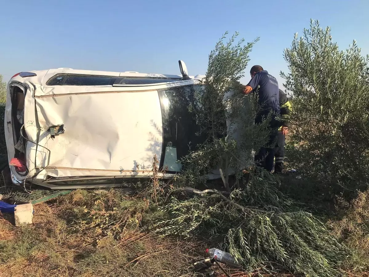 Hatay\'da Şarampole Devrilen Otomobilde 2 Yaralı