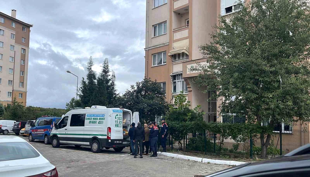 İzmit\'te Yaşlı Adam Pencereden Düştü