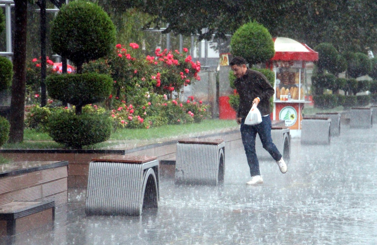 Bolu\'da Sağanak Yağış Etkili Oldu