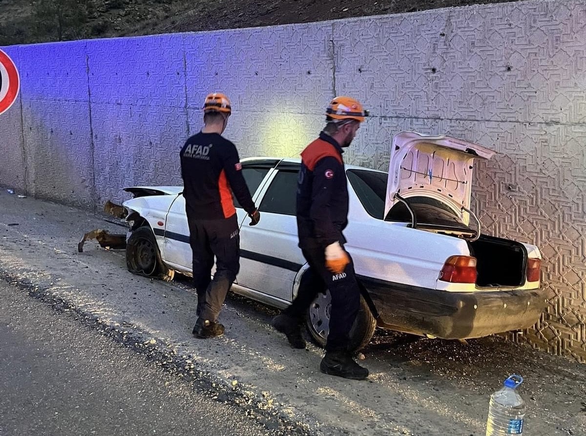 Sivas\'ta Otomobil ve Otobüs Çarpıştı: 5 Yaralı