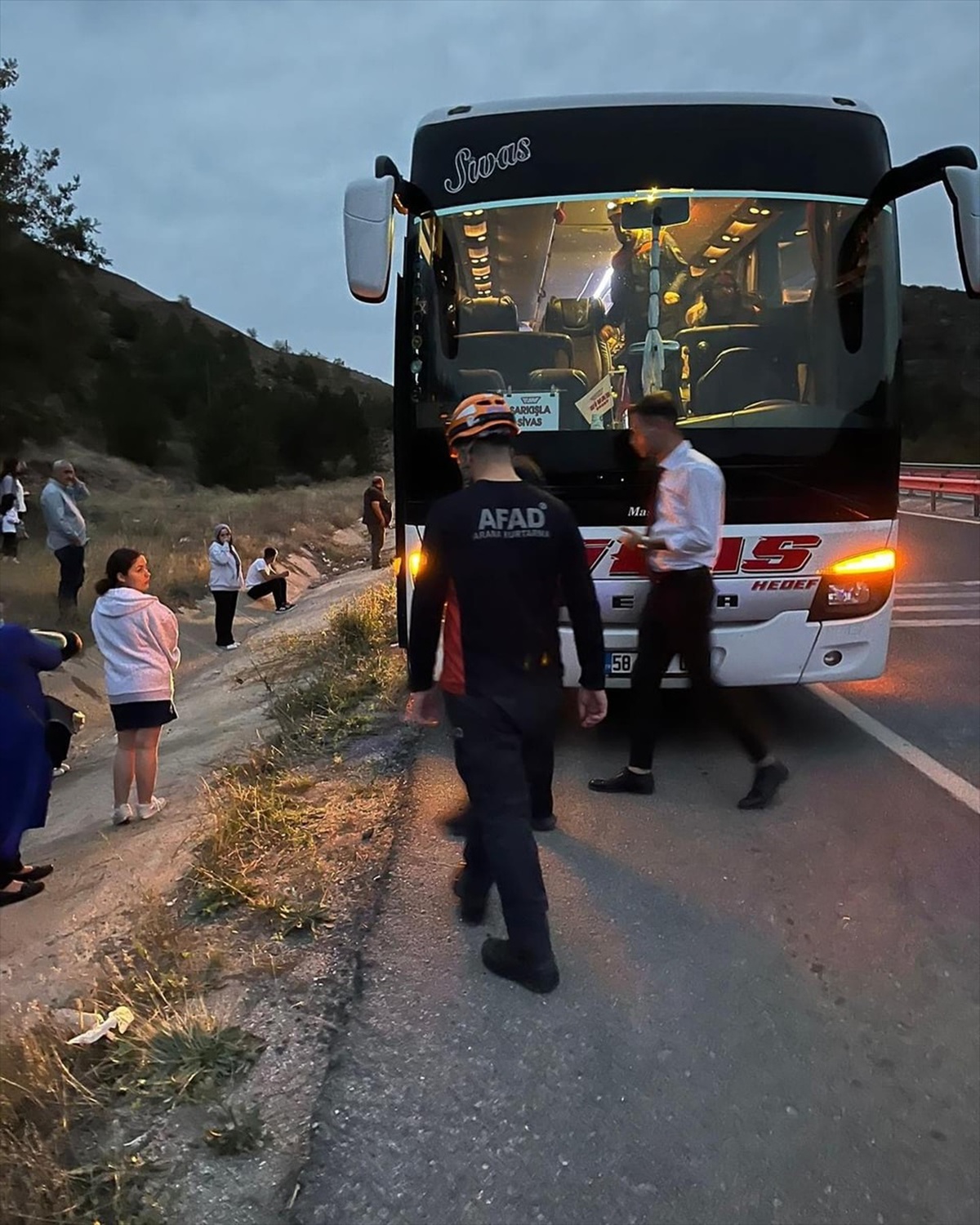 Sivas\'ta Otobüsle Otomobil Çarpıştı