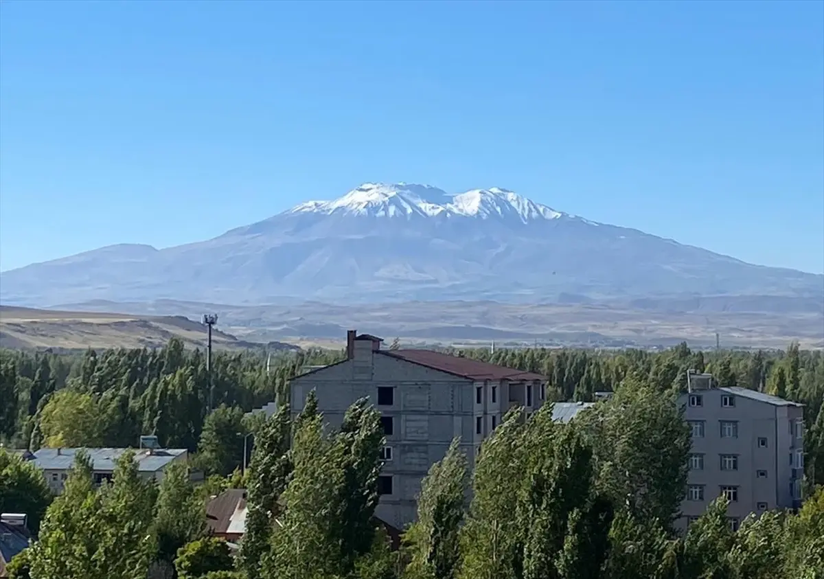 Süphan Dağı Zirvesi Karla Kaplandı