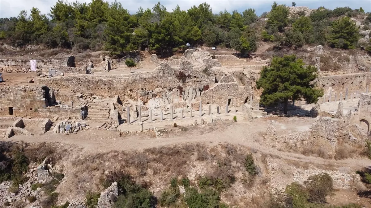 Syedra Antik Kenti\'nde 2 Bin Yıllık Sütunlar Yeniden Dikildi