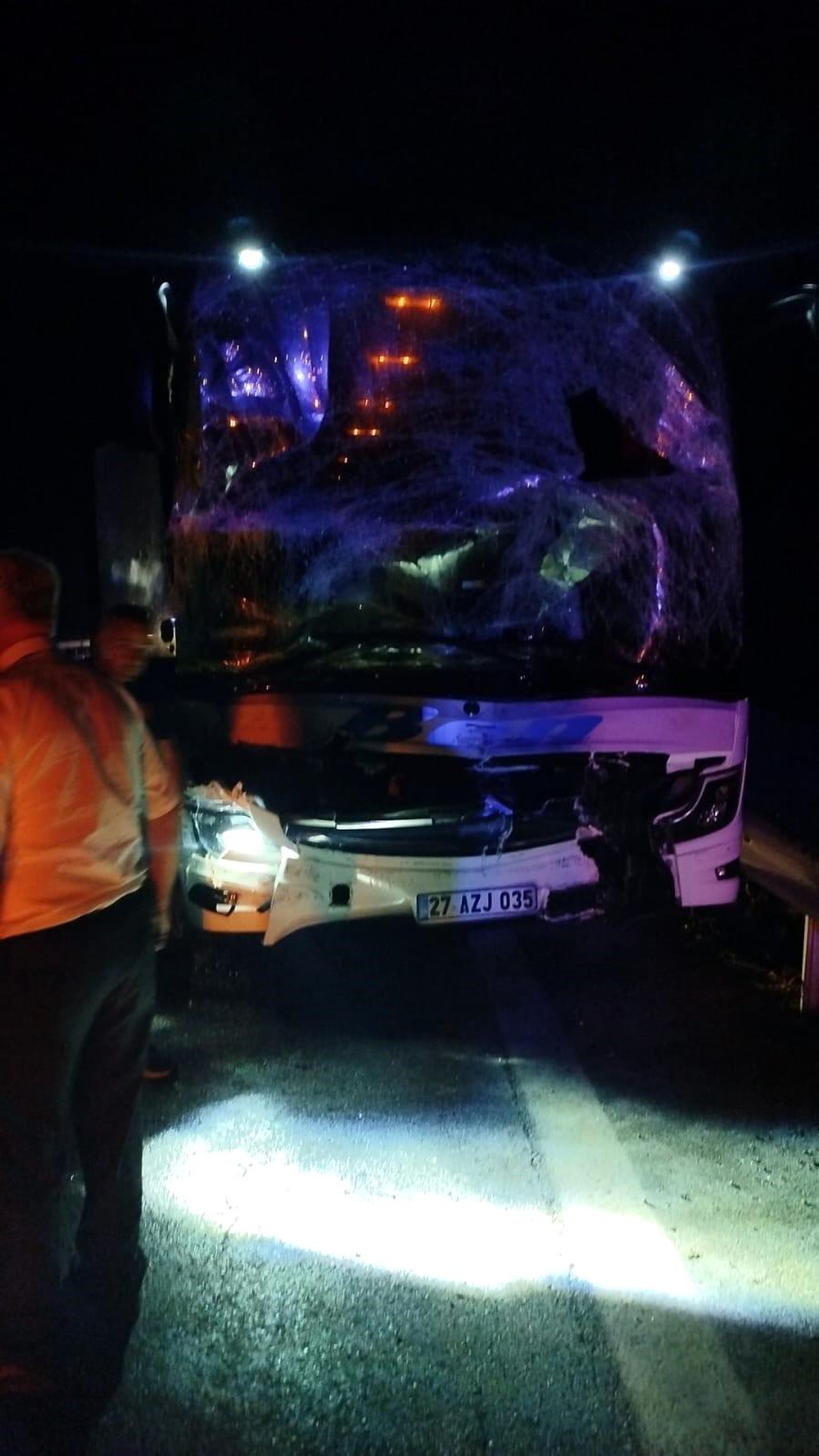 Mersin\'de Yolcu Otobüsü Tıra Çarptı: 4 Yaralı