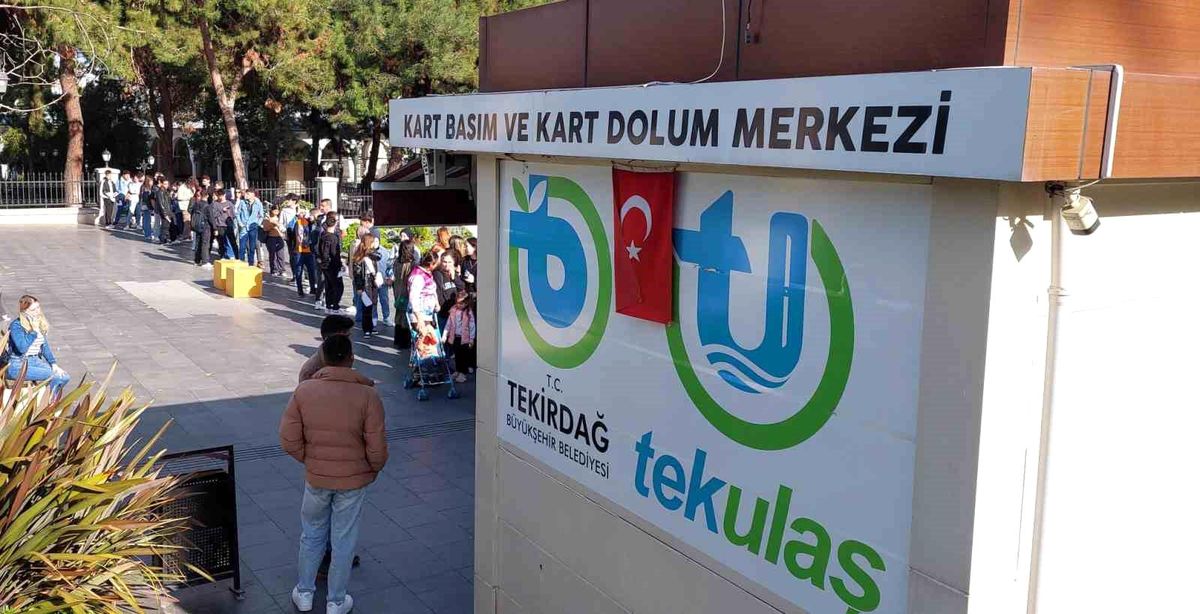 Tekirdağ\'da Öğrenciler Kart Yenilemek İçin Uzun Kuyruklar Oluşturdu