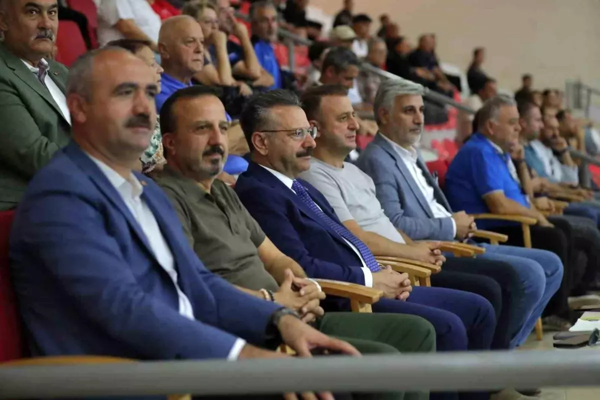 Vali Hüseyin Aksoy, Mihalıççık Belediyespor - Trabzon BBSK Maçını İzledi