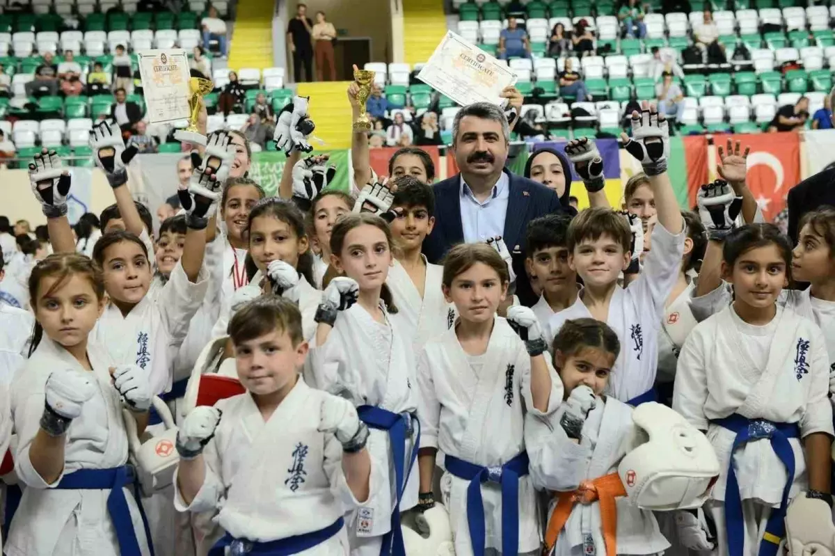 Yıldırım Belediyesi, 4\'üncü Kyokushin Karate Turnuvası\'nda 50 Madalya Kazandı