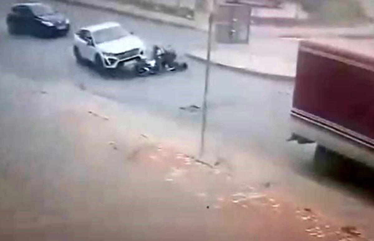 Otomobil Motosikletlilere Çarptı
