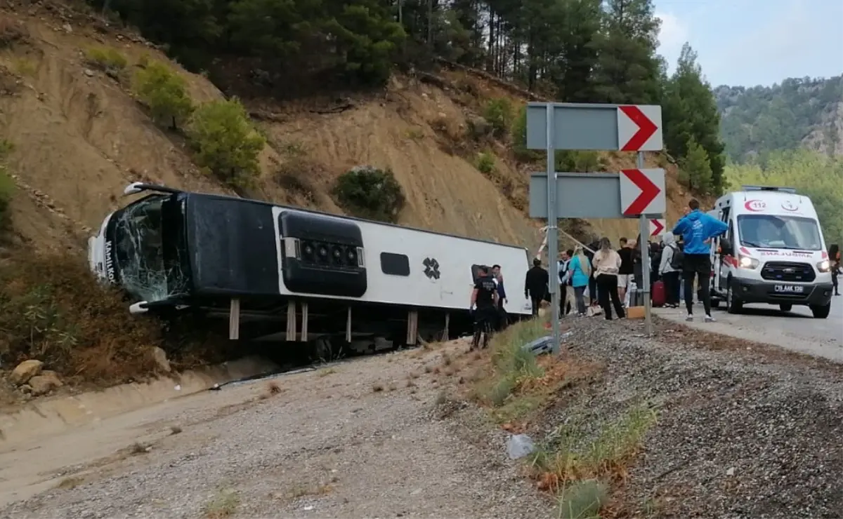 Bucak\'ta Otobüs Devrildi, 5 Yaralı