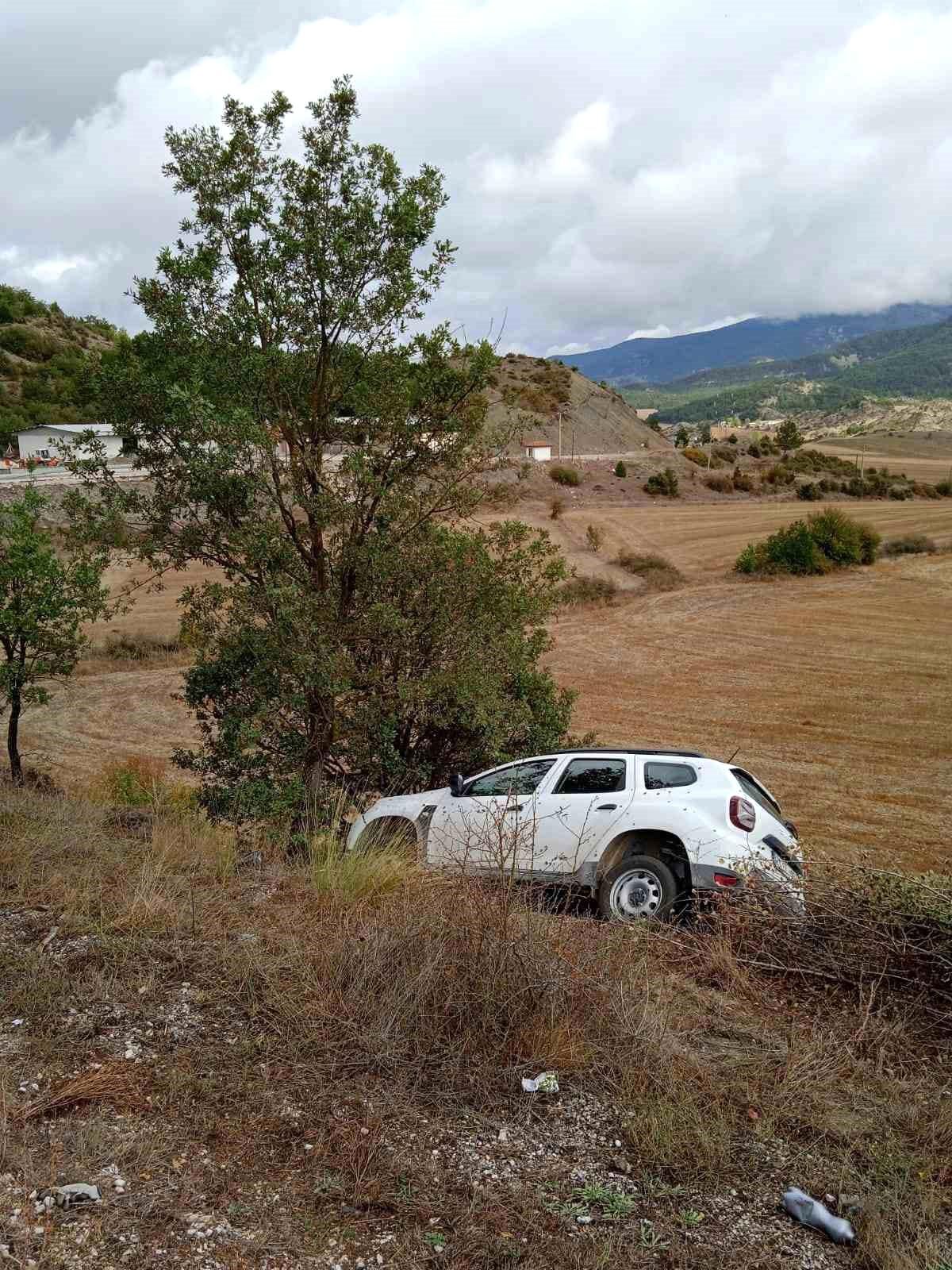 Bolu\'da Cip Bariyerleri Aşıp Ağaçlara Çarptı