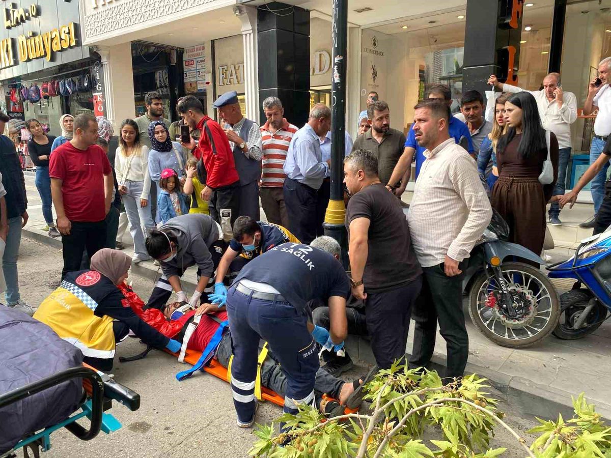 Adıyaman\'da Ağaç Dalı Bisikletlinin Üzerine Düştü