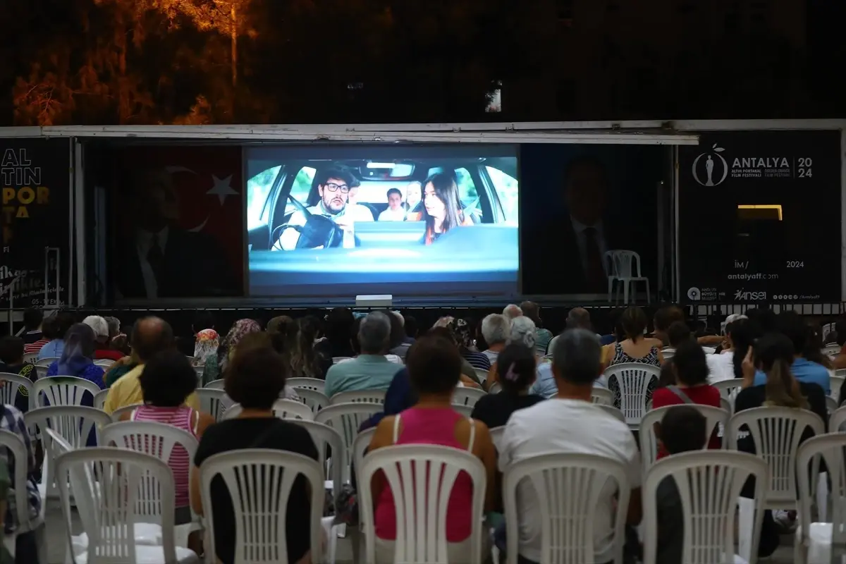 Antalya\'da Sinema Tırı Heyecanı