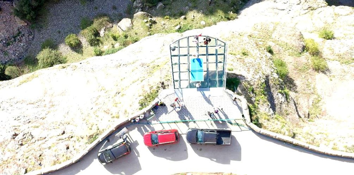 Artvin\'de Cam Terasta Masa Tenisi Heyecanı