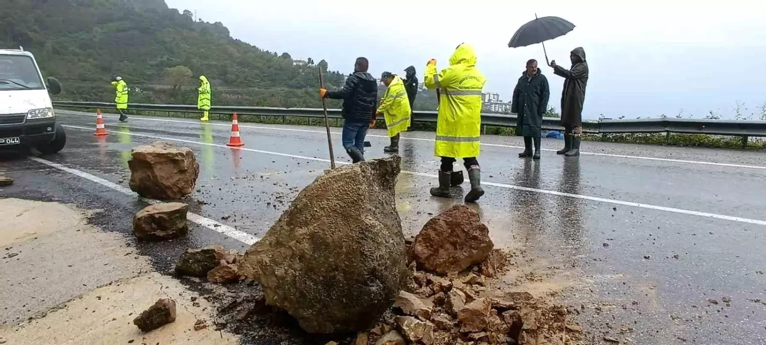 Bartın-Cide Karayoluna Dev Kayalar Düştü