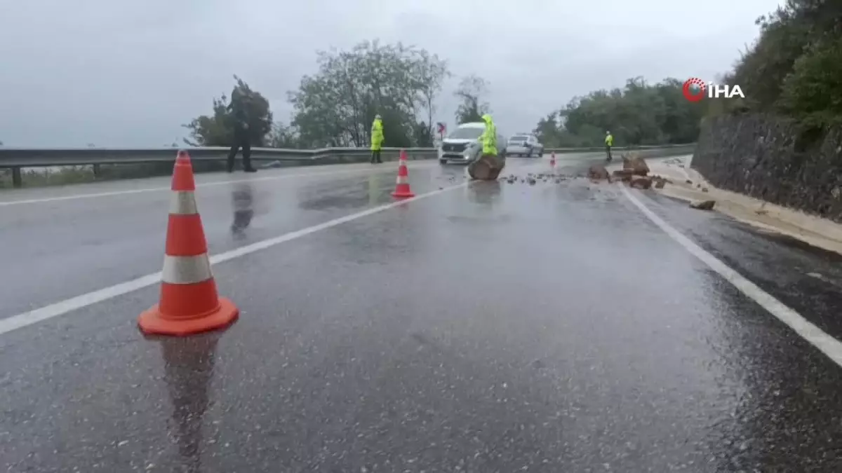 Bartın-Cide Yolunda Dev Kayalar Yolu Kapattı