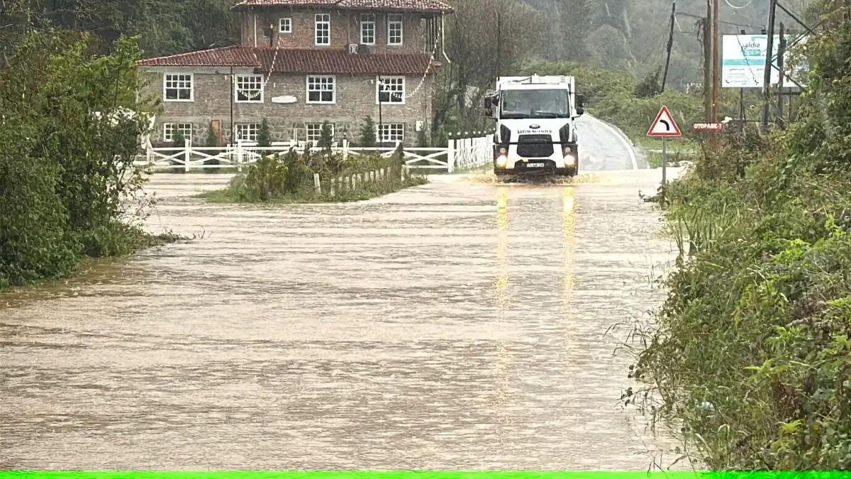 İnkumu Yolu Su Altında Kaldı