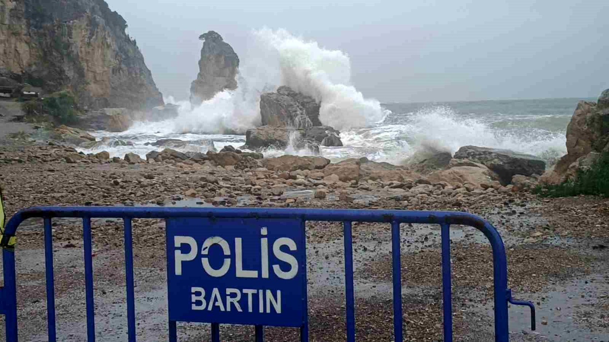 Karadeniz\'de Fırtına: Dalgalar 15 Metreyi Buldu