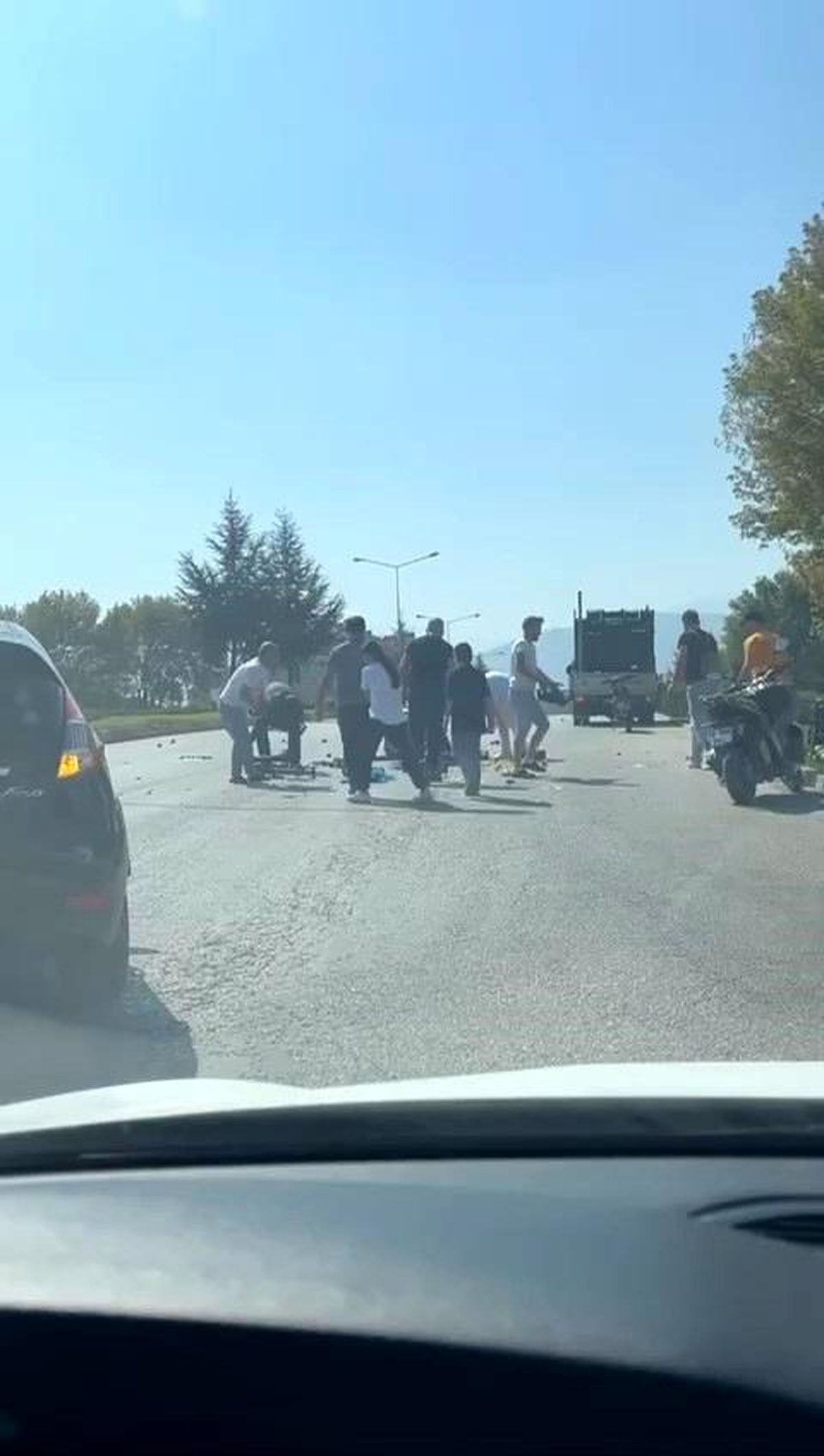 İnegöl\'de Armutlar Yere Düştü, Sürücüler Yardım Etti