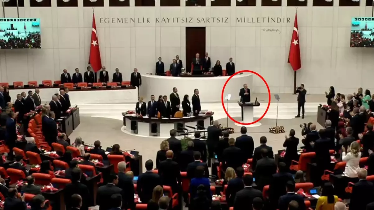 CHP\'li vekiller, Cumhurbaşkanı Erdoğan Meclis\'e girerken ayağa kalktı ancak alkışlamadı