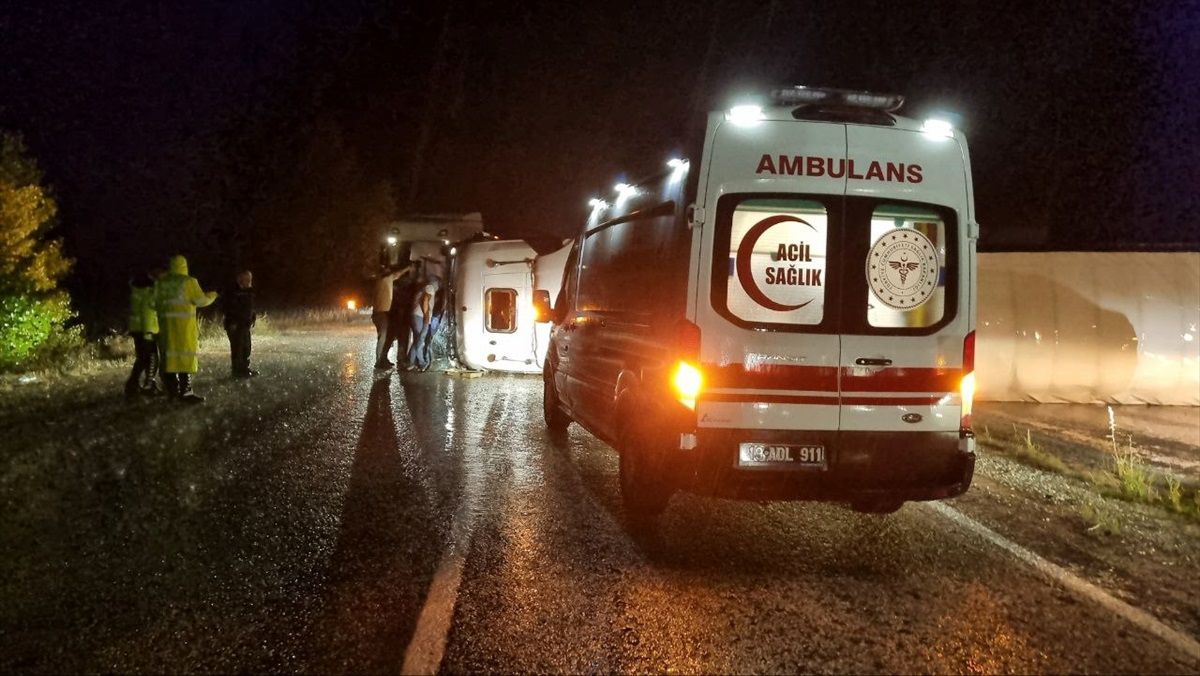 Çorum\'da Fındık Yüklü TIR Devrildi: 2 Yaralı