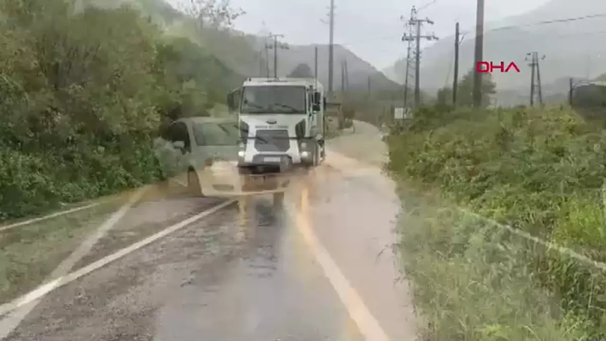 Bartın\'da Sağanak: İnkumu Yolu Suyla Doldu