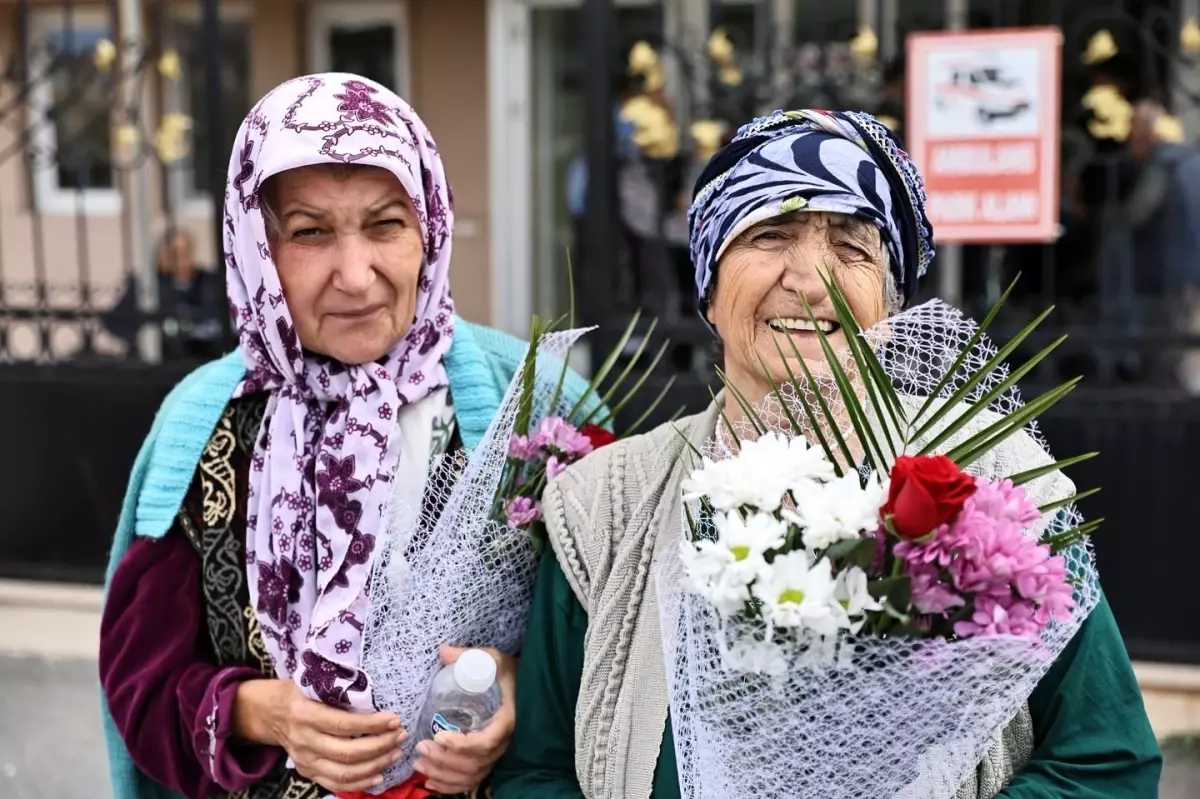 Özel Gereksinimli Çocuklar, Dünya Yaşlılar Günü\'nde Huzurevi Ziyareti Gerçekleştirdi