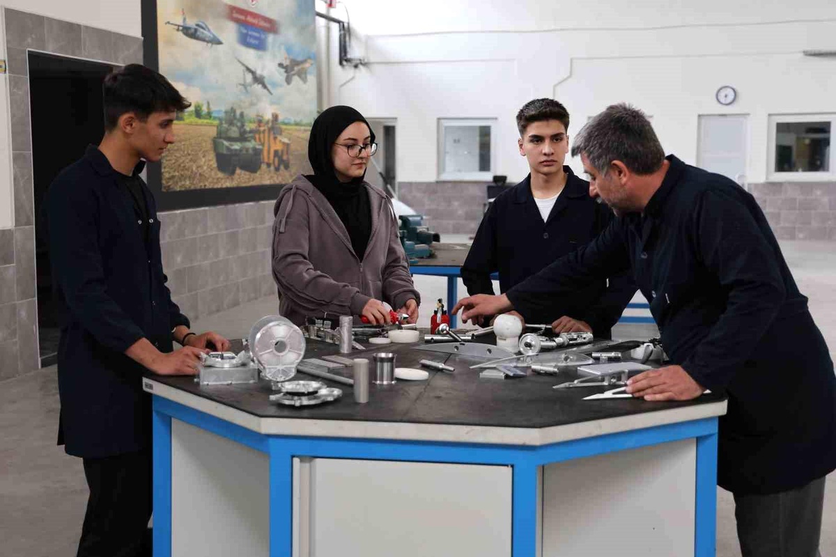 Başarılı Kız Öğrenci: Yapay Zeka Mühendisi Olacak